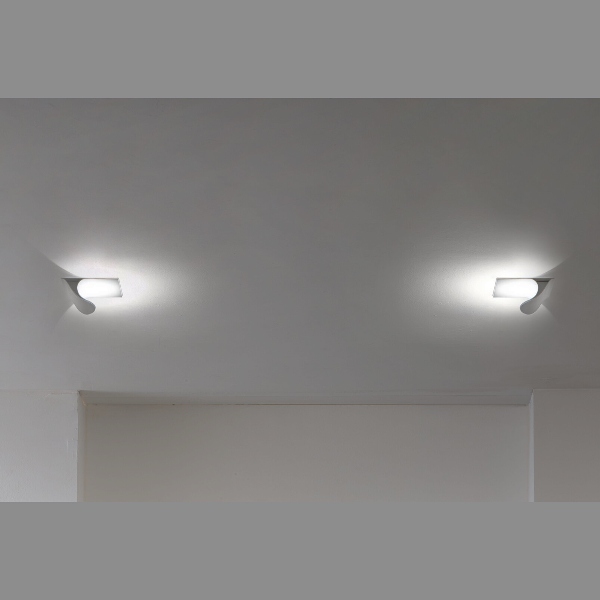 Incontro parete/soffitto nella finitura argento opaco