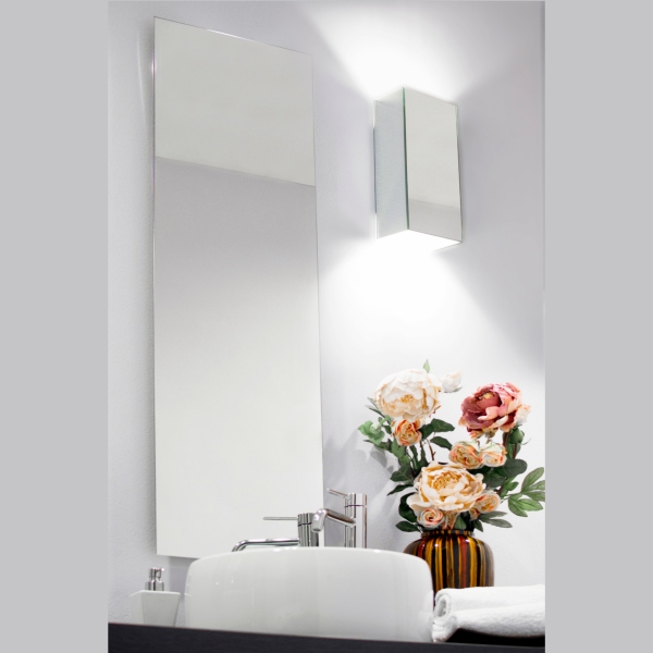 Lampada da parete Win Mirror di Forma e Funzione in alluminio, luce calda. Lunghezza 250mm