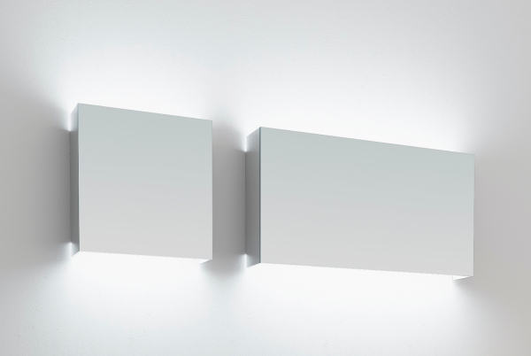 particolare della lampada da parete Win Mirror installazione su specchiera, nelle versioni con lunghezza da 250mm e da 490mm