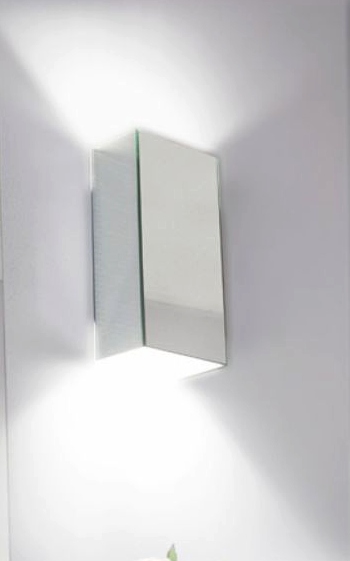 particolare della lampada da parete Win Mirror installazione a parete, nella versioni con lunghezza da 130mm