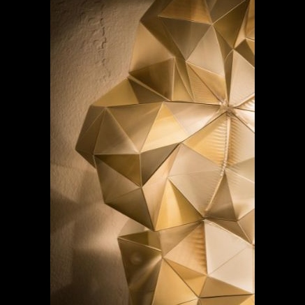 particolare della lampada parete soffitto Drusa nell'unica finitura velvet in Lentiflex che con la sua superficie sfaccettata ottimizza la luminosità evitando l'abbagliamento