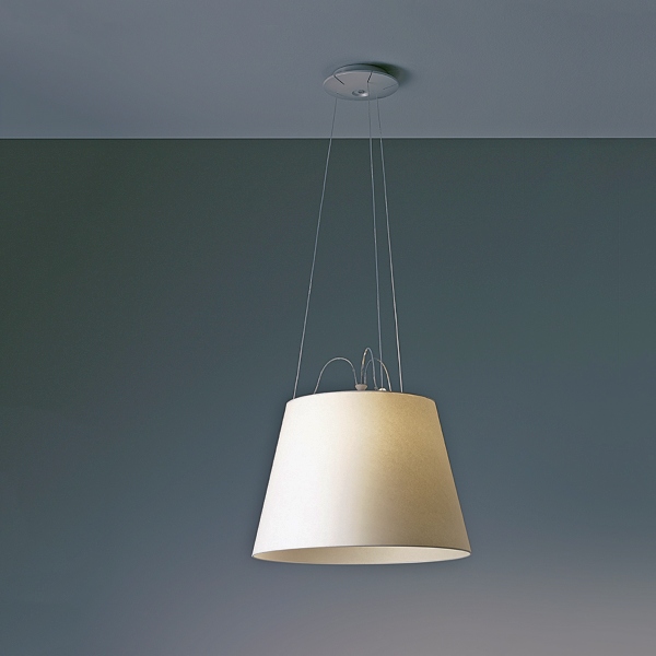 Lampada da sospensione Tolomeo Mega di Artemide in alluminio, completa di diffusore in carta pergamena. Per interni.