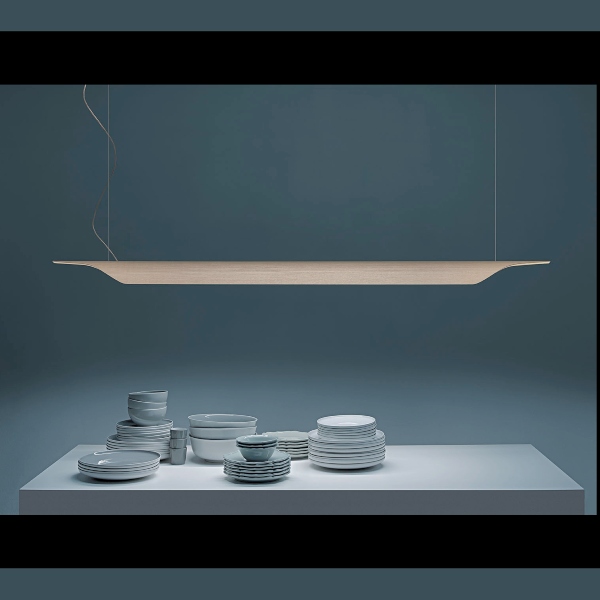 Troag media LED MyLight sospensione di Foscarini, ambientata. Finitura natural