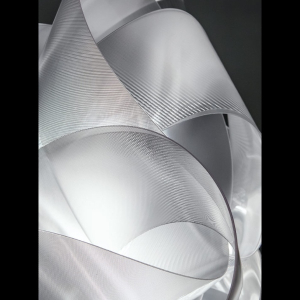 La "rigatura" dell'innovativo materiale Lentiflex, permette di aumentare la luminosità ed evitare l'abbagliamento. Nell'unica variante colore prisma
