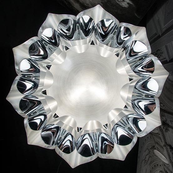 particolare della lampada sospensione Flora medium, nella finitura silver