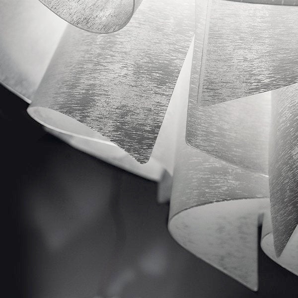 particolare della lampada sospensione Veli 7 Couture in opalflex. Materiale che conferisce l'idea di un elegante tessuto