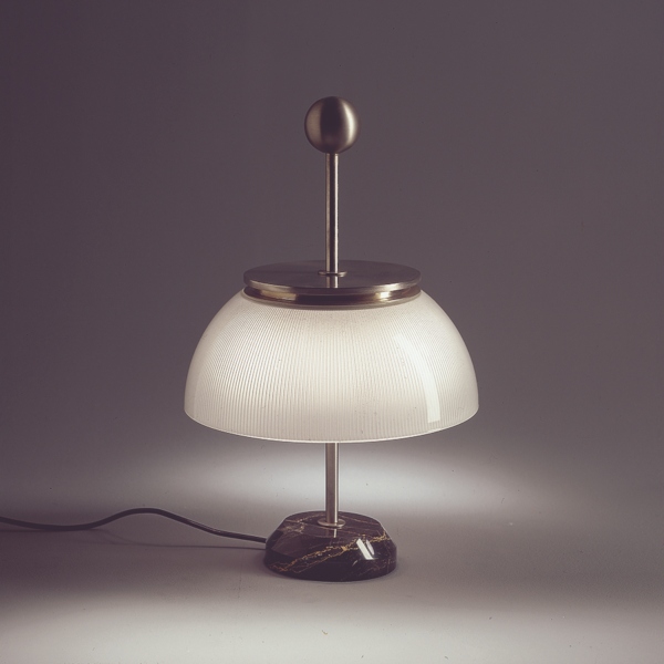 Alfa lampada da tavolo con l'elegante base in marmo