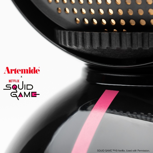 Lampada da tavolo Eclisse Squid Game Black Officer di Artemide. Dettaglio zip rosa acceso.