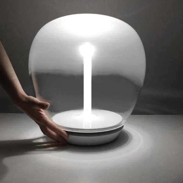 Luce soffusa di una lampada su un tavolo di notte in uno spazio di copia  del caffè