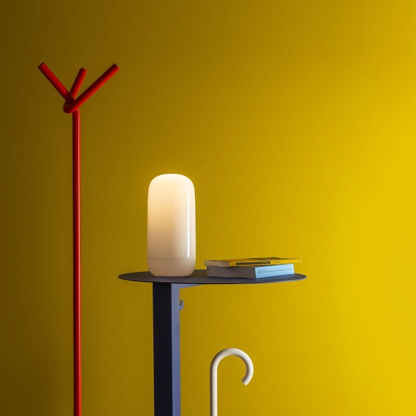 Lampada da tavolo Gople Portable a led e ricaricabile di Artemide. Per interni.