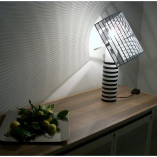 Shogun lampada da tavolo con i giochi di luce creati dal posizionamento del diffusore