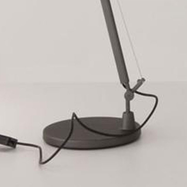 Particolare della base per Tolomeo Midi nel colore grigio antracite