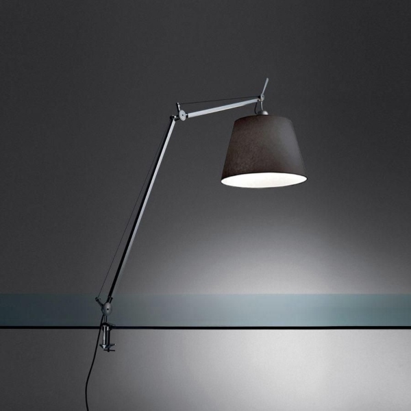 Tolomeo Mega di Artemide nella finitura nera con morsetto.