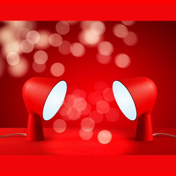Binic Special Edition, lampada da tavolo finitura rosso opaco. Venduta in imballo natalizio, ideale per un regalo unico e di design.