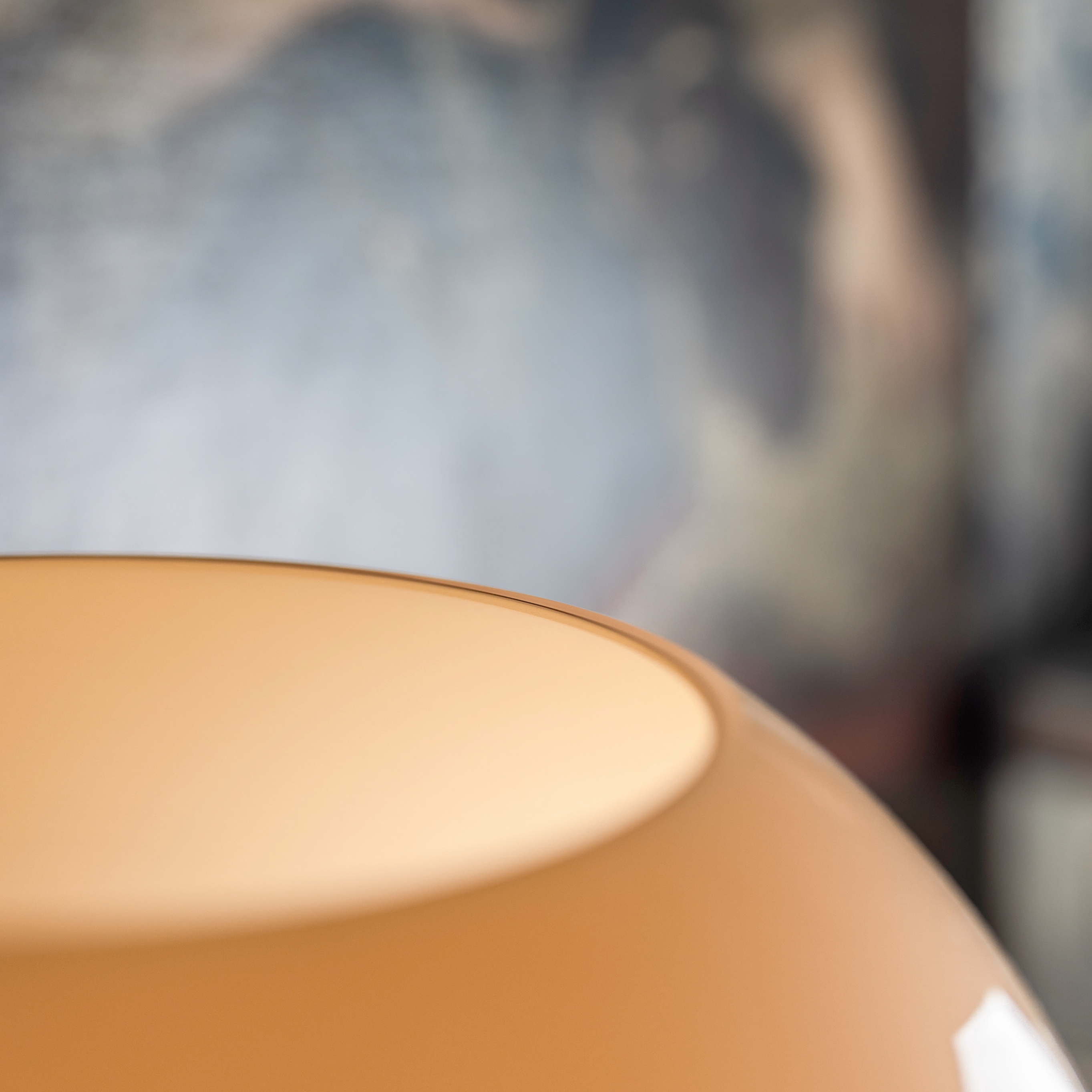 particolare del diffusore in vetro soffiato della lampada da tavolo Buds 3 nella finitura cipria