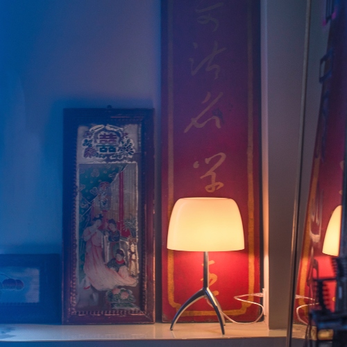 Lumiere grande lampada da tavolo con struttura color champagne e vetro bianco caldo