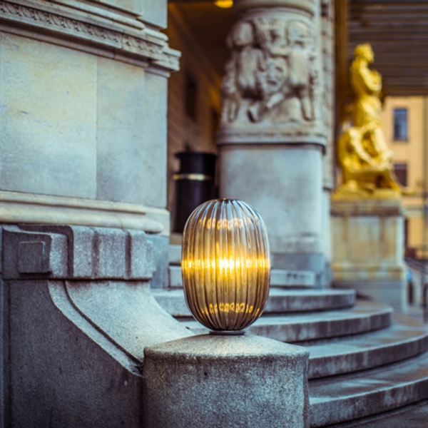 Lampada da tavolo Plass media dimmer di Foscarini in policarbonato stampato in rotazionale e acciaio