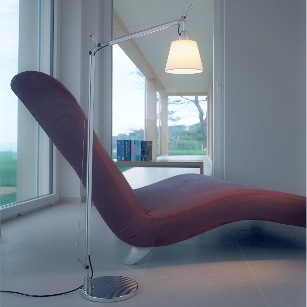 Lampada da terra Tolomeo Basculante Reading Floor di Artemide in alluminio e acciaio. Con diffusore in carta pergamena o raso. Senza supporto.