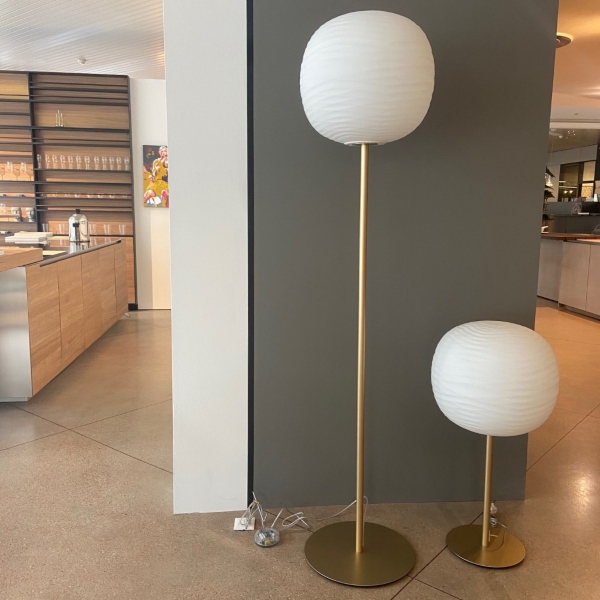 Lampada da terra Gem di Foscarini in vetro soffiato in rilievo e acidato e metallo verniciato