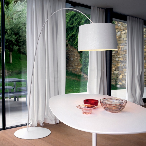 Lampada da terra Twiggy di Foscarini in materiale composito su base di fibra di vetro laccato, PMMA e policarbonato, metallo verniciato e alluminio