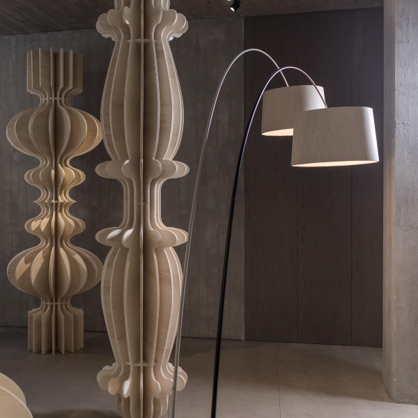 Lampada da terra Twiggy Wood di Foscarini in materiale composito su base di fibra di vetro laccato, PMMA, policarbonato, metallo verniciato e alluminio