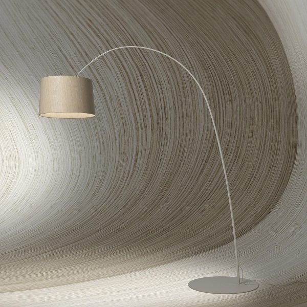 Lampada da terra Twiggy Elle Wood di Foscarini in materiale composito su base di fibra di vetro laccato, PMMA, policarbonato, metallo verniciato e alluminio