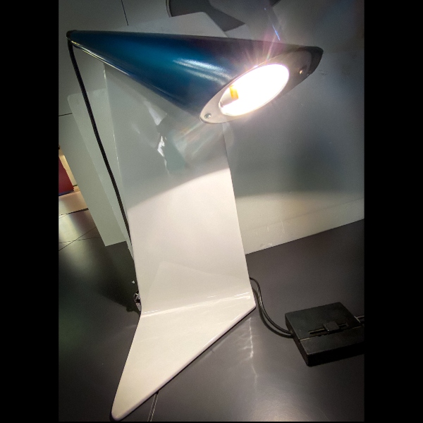 Clio lampada da tavolo diffusore azzurro metallizzato