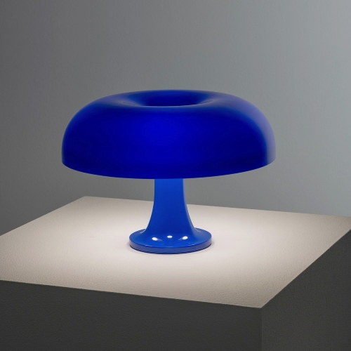 Nessino di Artemide nella finitura blu.
