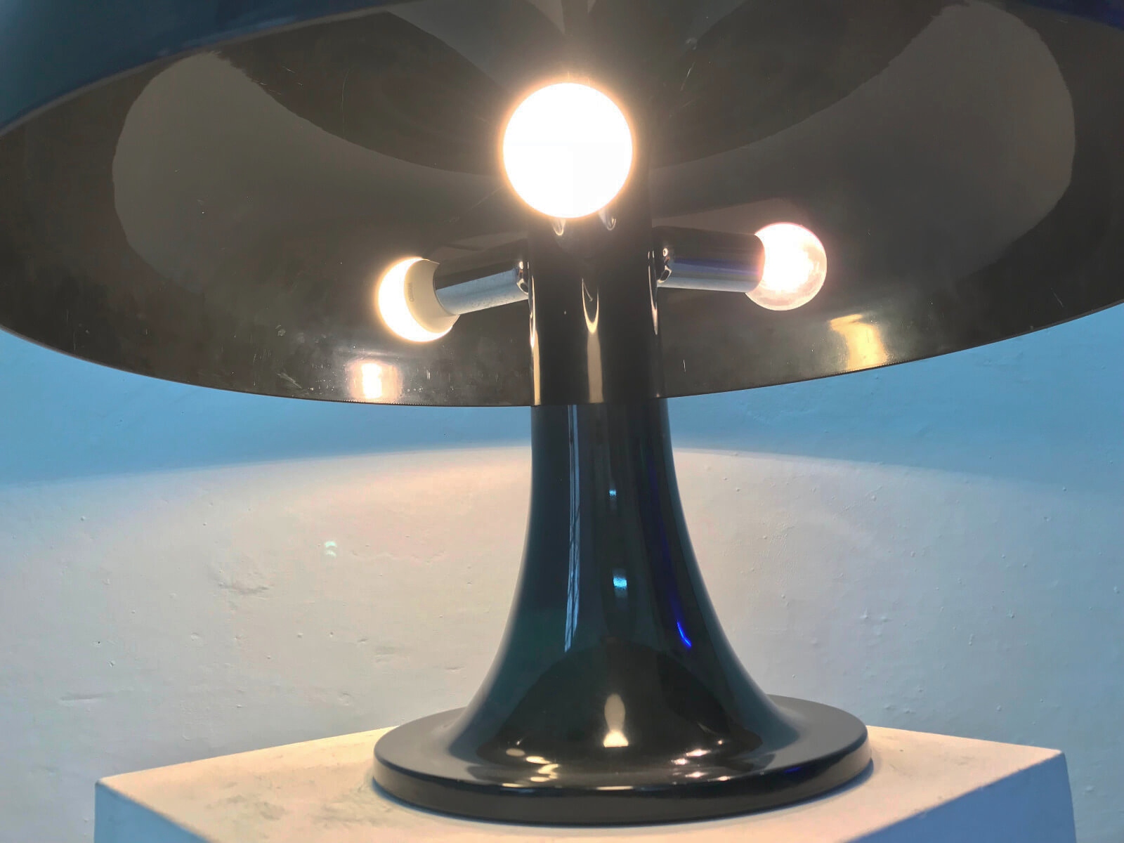 Nessino di Artemide particolare dei portalampade, nella finitura nero.