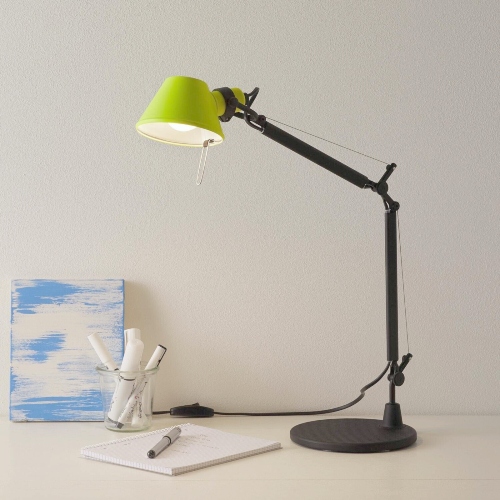 Lampada da tavolo Tolomeo micro di Artemide, colori in edizione limitata. Completa di supporto. Per interni.