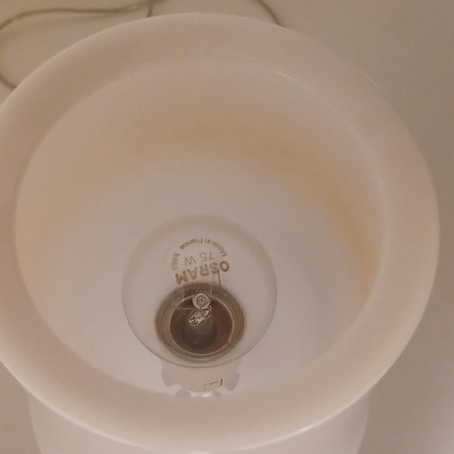 particolare del diffusore ingiallito nella parte interna