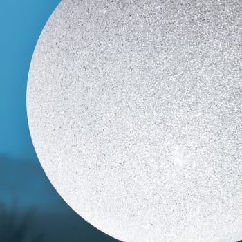 particolare del diffusore IceGlobe Giant 02 in policarbonato microforato con la tecnologia dello stampaggio a rotazione.