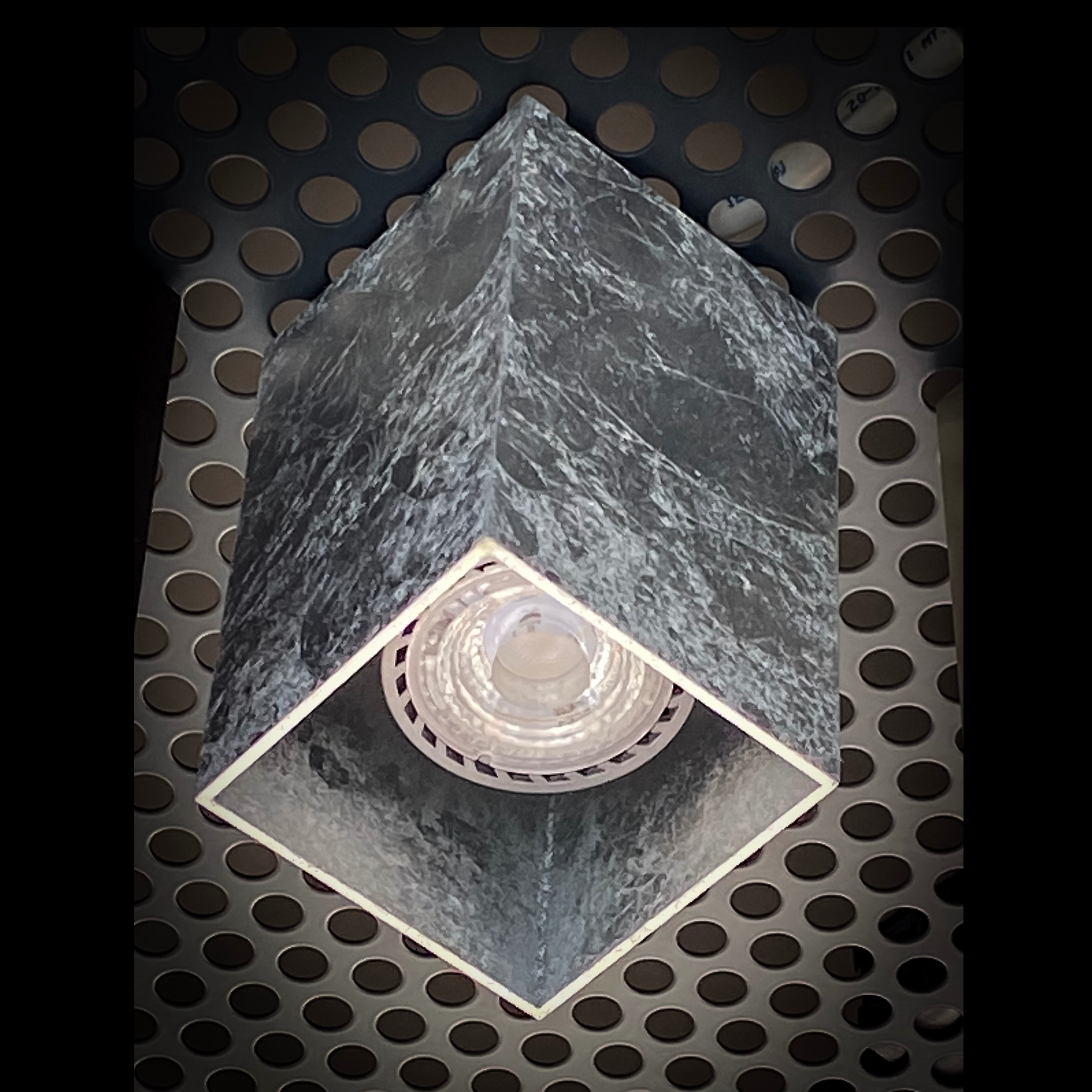 Kuby soffitto particolarità della finitura foglia argento