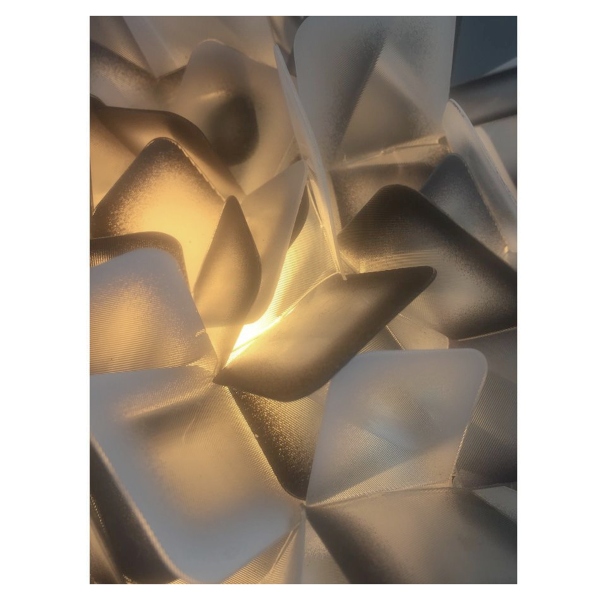 particolare del diffusore Clizia tavolo nella finitura black. In cristalflex materiale brillante come vetro ma leggero e resistente
