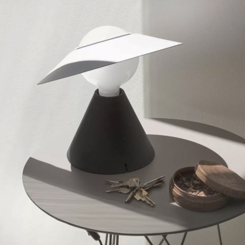 Lampada da tavolo Fante di Stilnovo. Per interni.
