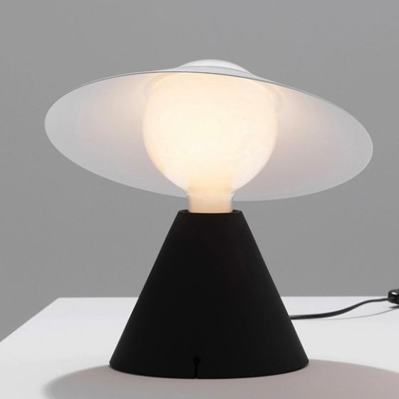 Fante tavolo di Stilnovo nella finitura nero/cappello bianco.