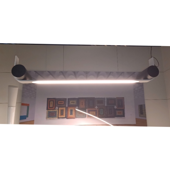Nastro lampada a sospensione di Tooy nella finitura beige/nero sabbiato illuminata.