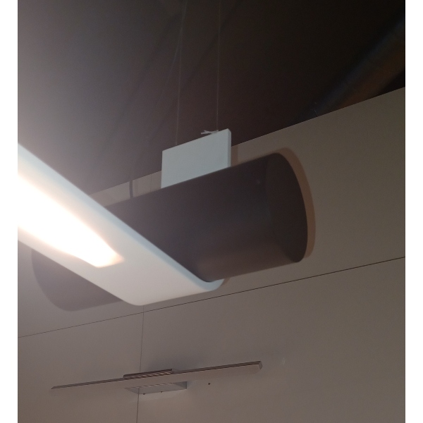 Nastro lampada a sospensione di Tooy nella finitura beige/nero sabbiato, particolare.